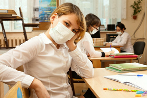 Роспотребнадзор рекомендовал носить защитные маски в школах и общественном транспорте