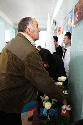 Открытие мемориальной таблички первокласснику Евгению Орехову, погибшему летом 2014 года, в школе №17, Луганск, 29 марта 2016 года