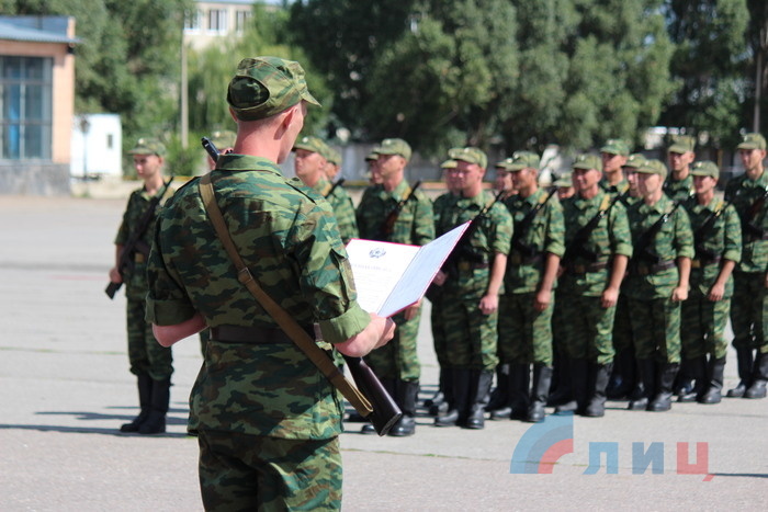 Глава ЛНР принимает присягу первых выпускников Центра военной подготовки, Луганск¸ 21 августа 2015 года