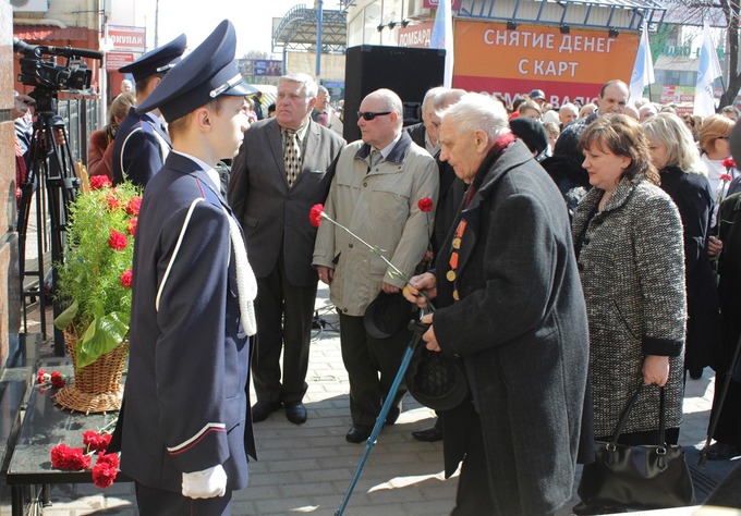 Торжественное открытие мемориальной доски в память о Герое Советского Союза Иване Малько, Луганск, 5 апреля 2016 года
