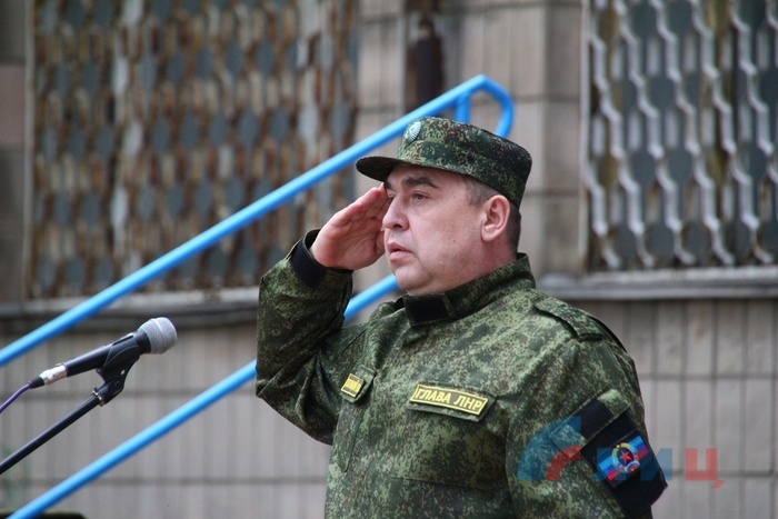 Глава ЛНР вручает боевое знамя Луганскому казачьему кадетскому корпусу, Луганск, 8 мая 2015 года