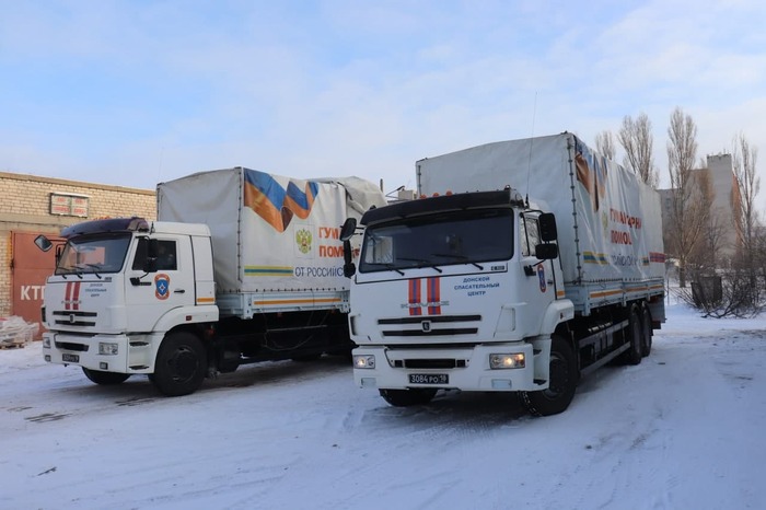 Разгрузка автомобилей 105-го гуманитарного конвоя МЧС РФ, Луганск, 23 декабря 2021 года