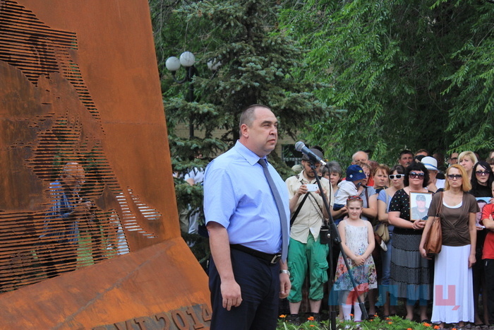 Церемония открытия памятного знака ʺПогибшим от авиаудара 2 июня 2014 годаʺ, Луганск, 2 июня 2015 года