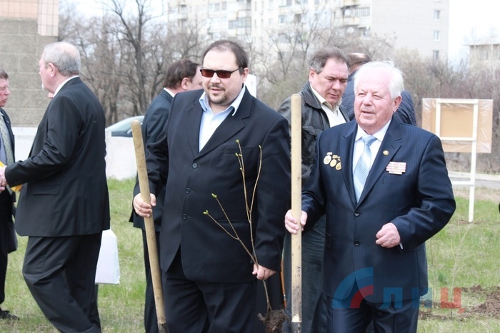 Закладка парка в честь 70-летия Великой Победы в Луганске, 16 апреля 2015 года.