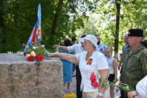 Жители Суходольска почтили память земляков, погибших от авианалета ВСУ в 2014 году