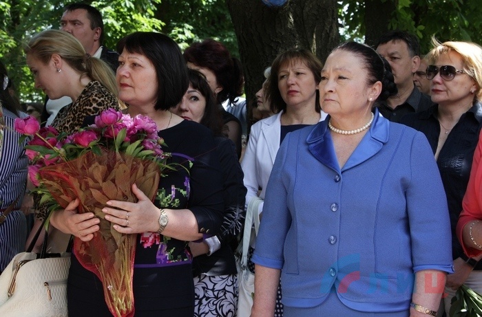 Акция памяти о мирных жителях, погибших в результате авиаудара ВСУ по бывшей ОГА, Луганск, 2 июня 2017 года