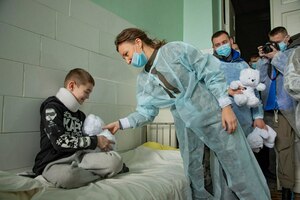 Зампред Госдумы передала гуманитарную помощь от "Единой России" луганской детской больнице