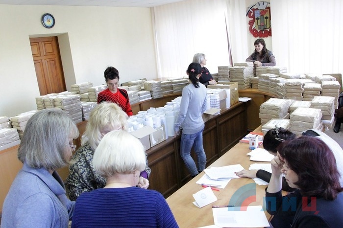 Выдача бюллетеней для предварительного общественного голосования участковым избирательным комиссиям, Луганск, 30 сентября 2016 года