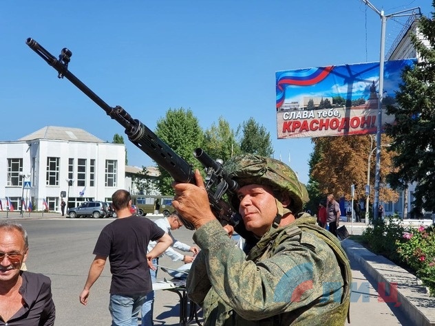 Организованная Народной милицией ЛНР выставка оружия и перехваченных беспилотников ВСУ, Краснодон, 9 сентября 2021 года