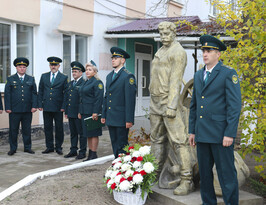 Луганские таможенники возложили цветы к памятнику земляку, сыгравшему таможенника Верещагина