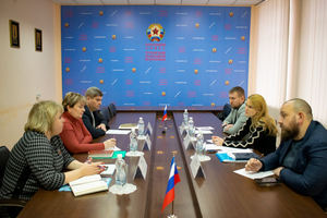 Лантратова и Мирошниченко обсудили с представителями ведомств ЛНР социальные вопросы