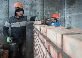 Строители приступили к восстановлению луганской школы № 51, поврежденной в 2014 году