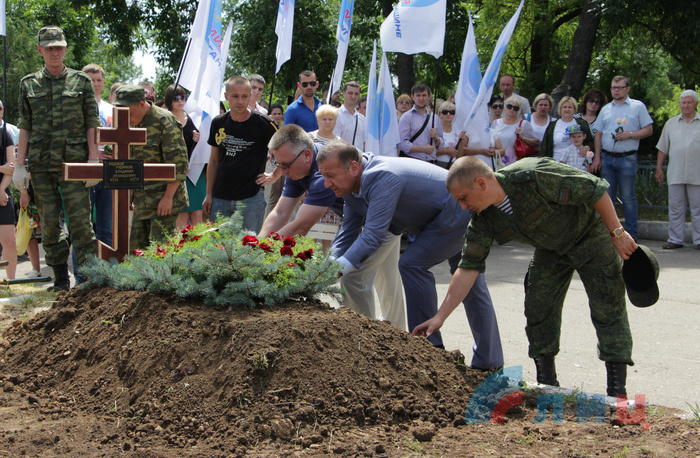 Церемония перезахоронения защитника Донбасса, погибшего в феврале 2015 года под Дебальцево, Луганск, 14 июля 2017 года
