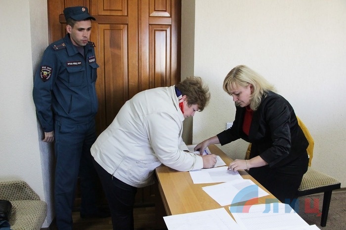 Выдача бюллетеней для предварительного общественного голосования участковым избирательным комиссиям, Луганск, 30 сентября 2016 года