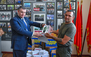 Лидер ЛДПР вручил в Луганске добровольцам из Чечни тепловизоры, медоборудование, лекарства