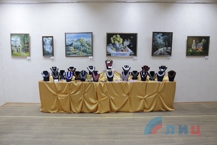 Выставка работ мастеров клуба "Левша" "Разноцветные фантазии", Луганск, 11 ноября 2015 года