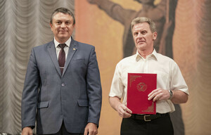 Пасечник присвоил звание "Заслуженный металлург ЛНР" рабочему доменного цеха АМК