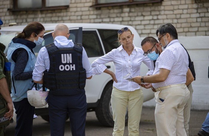 Посещение главой Мониторинговой миссии ООН по правам человека на Украине Матильдой Богнер прифронтовых поселков ЛНР, 5 августа 2021 года