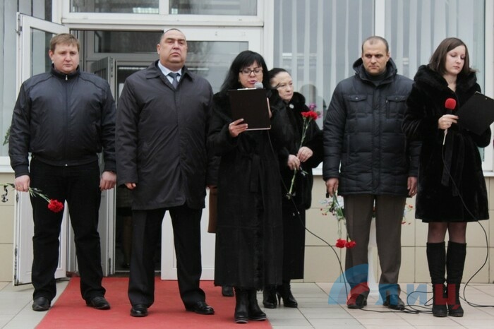 Открытие мемориальной доски в память о российских журналистах Игоре Корнелюке и Антоне Волошине, Металлист, 15 декабря 2015 года