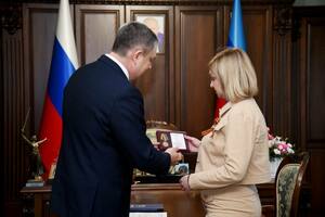 Pasechnik presents Russian Defense Ministry medal to LPR health minister