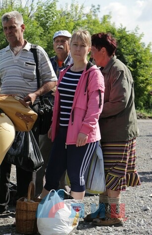 Открытие социального маршрута до КПП в районе Станицы, Луганск, 16 июня 2017 года