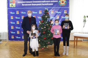 Руководитель Славяносербщины передал детям социальных категорий планшеты от главы ЛНР