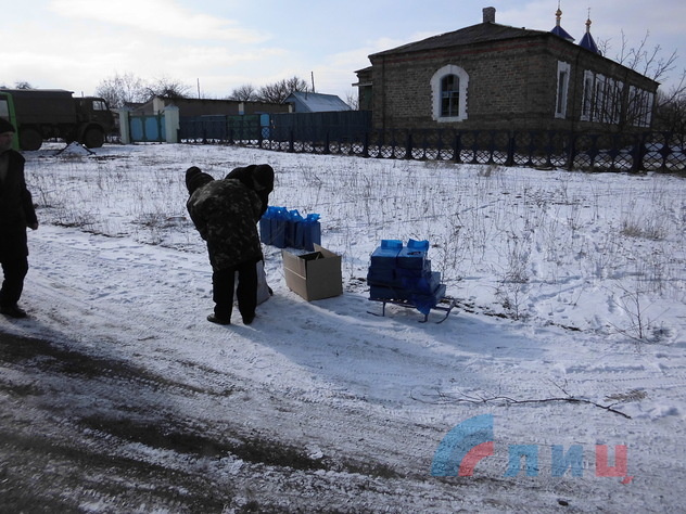 Раздача гуманитарной помощи жителям поселка Чернухино, 19 февраля 2015 года.