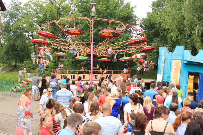 Праздник "Мир детства", посвященный Международному дню защиты детей, в парке имени 1 мая, Луганск, 1 июня 2015 года