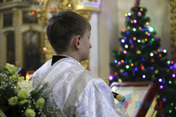 Молебен, посвященный Крещению Господнему в Свято-Петропавловском кафедральном соборе, Луганск, 19 января 2018 года
