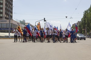 Около 200 спортсменов участвовали в забеге "Вместе с Россией" ко Дню молодежи в Луганске