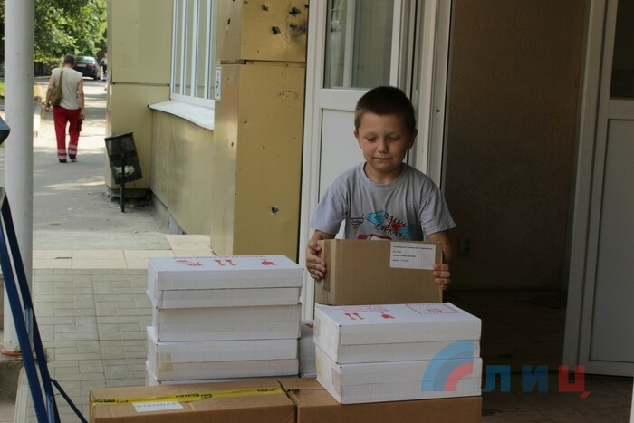 Доставка гуманитарного груза от Московского фонда мира в Республиканскую детскую больницу, Луганск, 29 июля 2015 года
