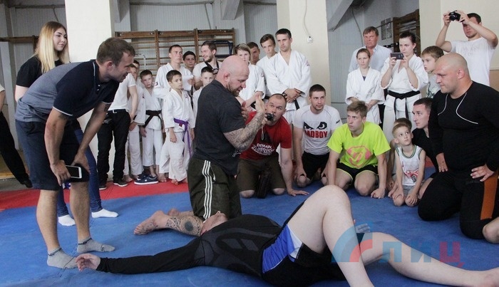 Встреча бойца смешанных единоборств Джеффа Монсона со спортсменами ЛНР, Луганск, 27 июня 2016 года