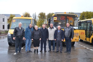 Старобельский район получил 19 школьных автобусов
